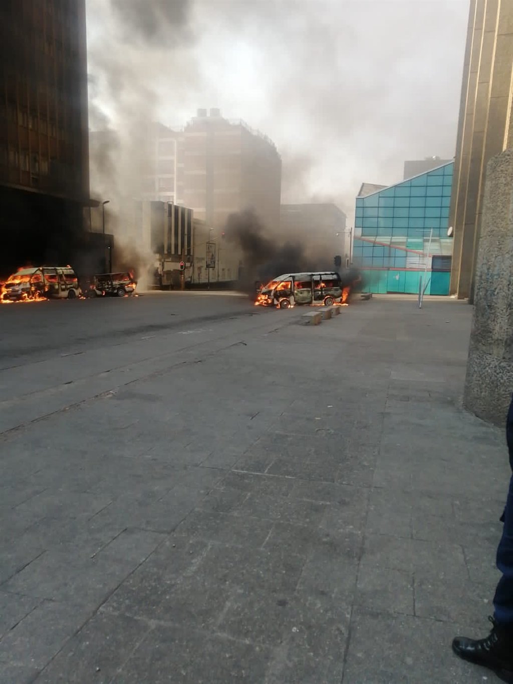 Four minibuses torched in Joburg CBD as taxi violence